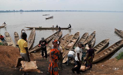 Des personnes 
s'apprtent  traverser le fleuve Oubangui  Bangui pour rejoindre la ville de 
Zongo, en RDC, le 10 octobre 2013