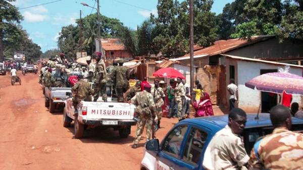 La paix passerait par un mcanisme de DDR, Dsarmement, Dmobilisation et Rinsertion des combattants. Ici, les troupes centrafricaines charges du dsarmement patrouillent  Bangui, en septembre 2013.AFP/Pacome Pabandji