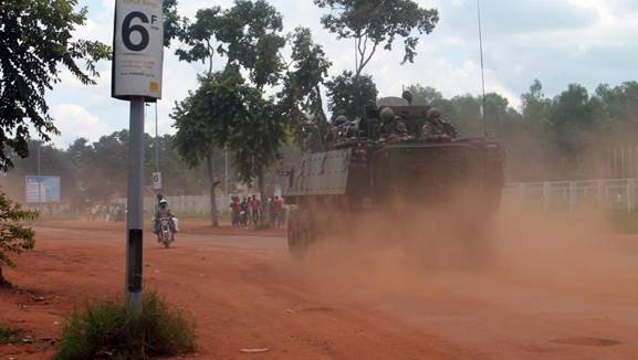 Un blind franais 
de la force Sangaris, dans les rues de Bangui en RCA, le samedi 16 aot 
2014