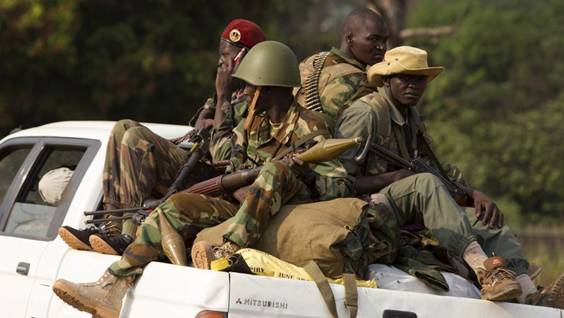 Des soldats de l'ex-Seleka dans un pick-up, au nord de Bangui, en janvier 2014