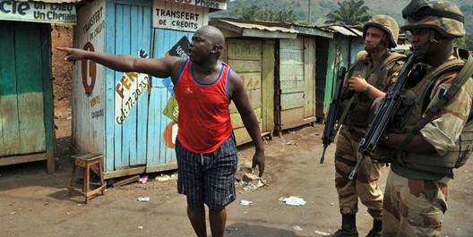 Le 24 janvier 2014 au nord de Bangui. Un commerant chrtien se tourne vers des 
soldats de Sangaris