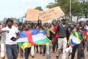 Photo: Crispin Dembassa-Kette/IRIN Aprs les affrontements, les manifestants demandent la dmission du prsident