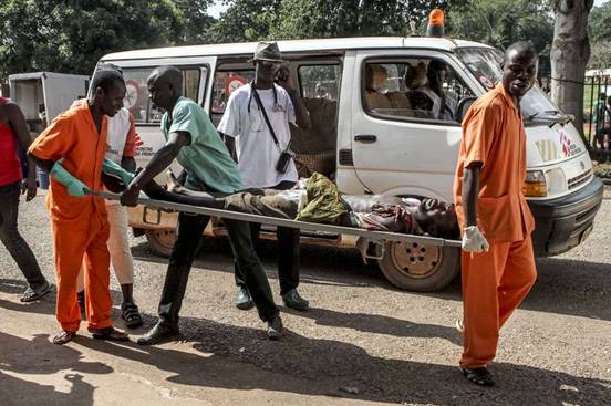 Un 
homme, bless dans des violences, est transport dans un hpital de Bangui, le 26 septembre