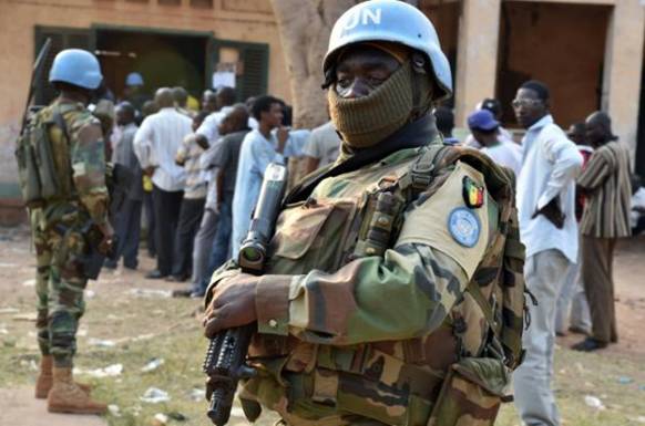 Des casques bleus sngalais de l'Onu devant un bureau de vote le 30 dcembre 2015  Bangui