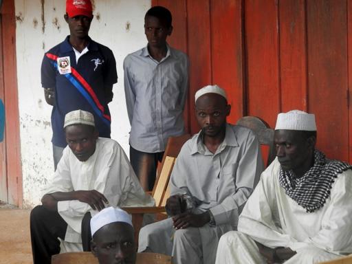 Groupe de musulmans centrafricains dans l'enclave de Dkoa, en proie aux 
violences inter-religieuses