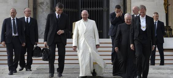 Le pape Franois lors de l'audience papale hebdomadaire sur la place Saint-Pierre, le 18 novembre au Vatican