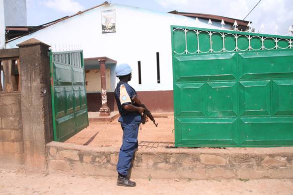 Un soldat de la Minusca patrouille  Bangui en octobre 2015