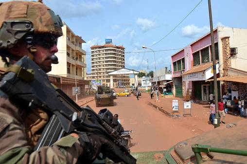 Un soldat franais patrouille dans le quartier de La Coquette  Bangui le 20 mai 2015