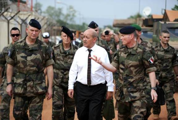 Le ministre franais de la Dfense Jean-Yves Le Drian (c), le 7 juillet 2014  
Bangui