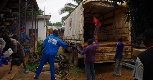 Bangui: le CICR mobilise 40 jeunes pour des conduites d'eau potable