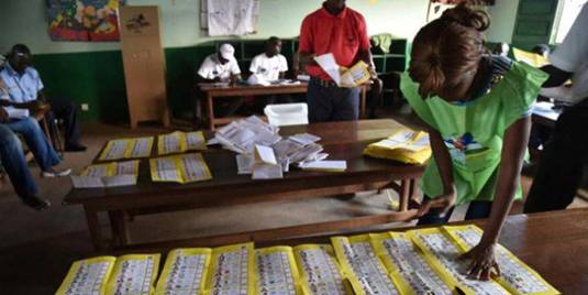 Dpouillement dans un bureau de vote, le 30 dcembre 2015  Bangui