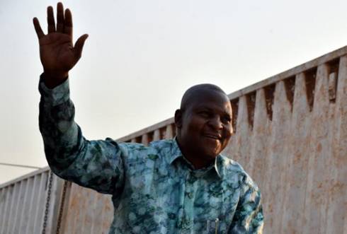 L'ancien Premier ministre Faustin Archange salue ses partisans, le 28 dcembre 2015  Bangui