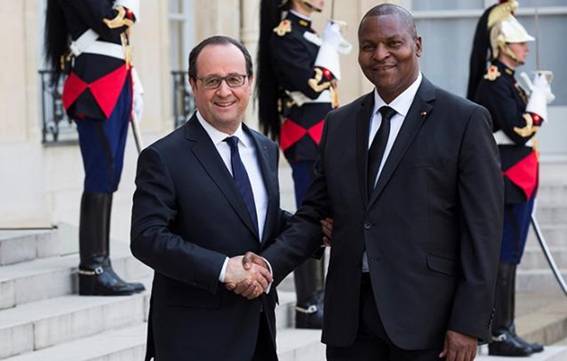 Le prsident Franois Hollande aux cts de Faustin Archange Touadra, prsident de Centrafrique