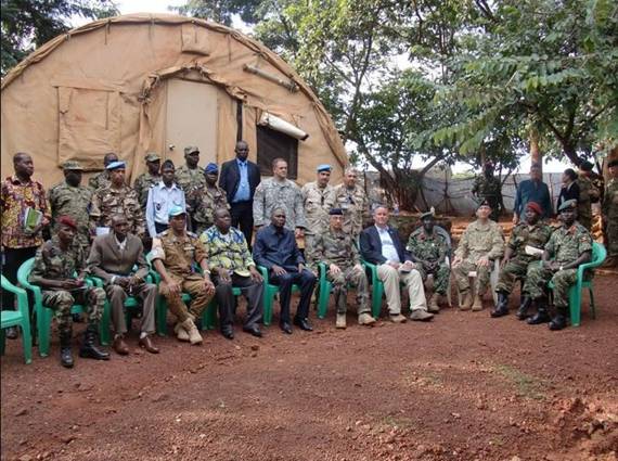 Le ministre de la dfense Joseph Yakt sest rendu  Obo, en compagnie du Commandant de lEUTM Gnral Eric Hautecloque