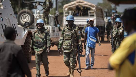 Des soldats sénégalais de la Minusca patrouillent dans les rues de Bangui le 10 décembre 2015