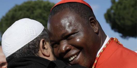 Le nouveau cardinal Dieudonne Nzapalainga dans les bras de Sekekh Taib, vice-prsident de la Fdration des musulmans d'Italie, lors de son arrive  la mosque de Rome, le 22 novembre 2016