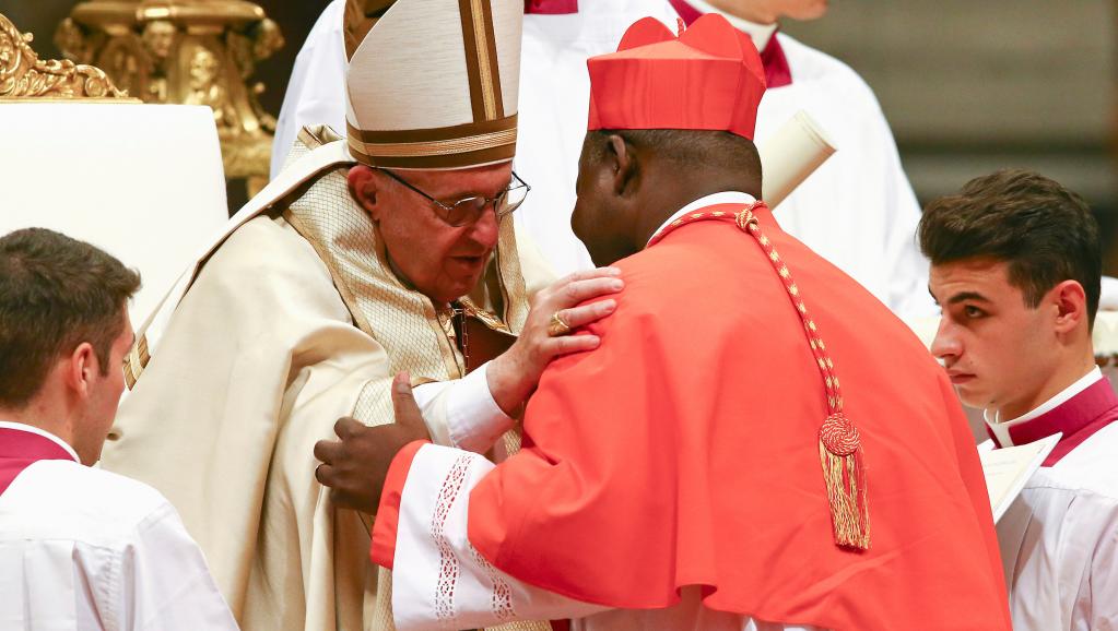 Le pape Franois embrasse le nouveau cardinal centrafricain Dieudonn Nzapalainga pendant la crmonie, samedi 19 novembre 2016,  la basilique Saint-Pierre.