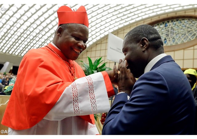 Le cardinal Nzapalainga recevant les flicitations des Centrafricains, en salle Paul VI, quelques heures aprs le Consistoire