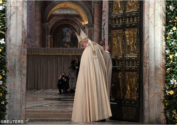 Le Pape Franois referme la Porte Sainte ouverte le 8 dcembre 2015 pour le Jubil de la Misricorde