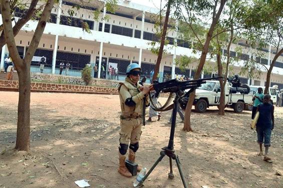 Un casque bleu devant un bureau de vote  Bangui, la capitale centrafricaine, lors du second tour des lections lgislatives et prsidentielle le 14 fvrier 2016.