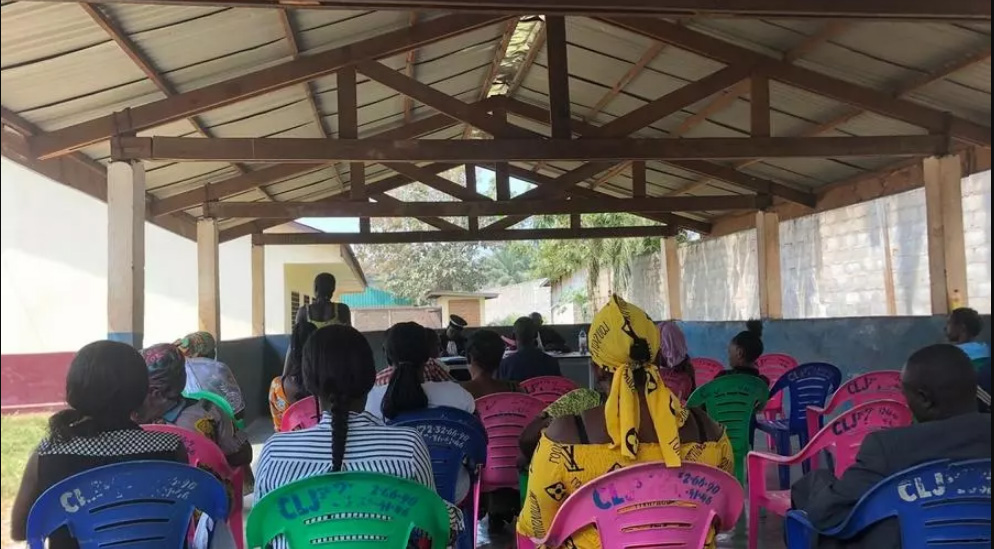 Des audiences foraines ont lieu  la maison des jeunes de castors ou des magistrats pourront, aprs une vrification des informations, dlivrer un acte de naissance aux enfants concerns.