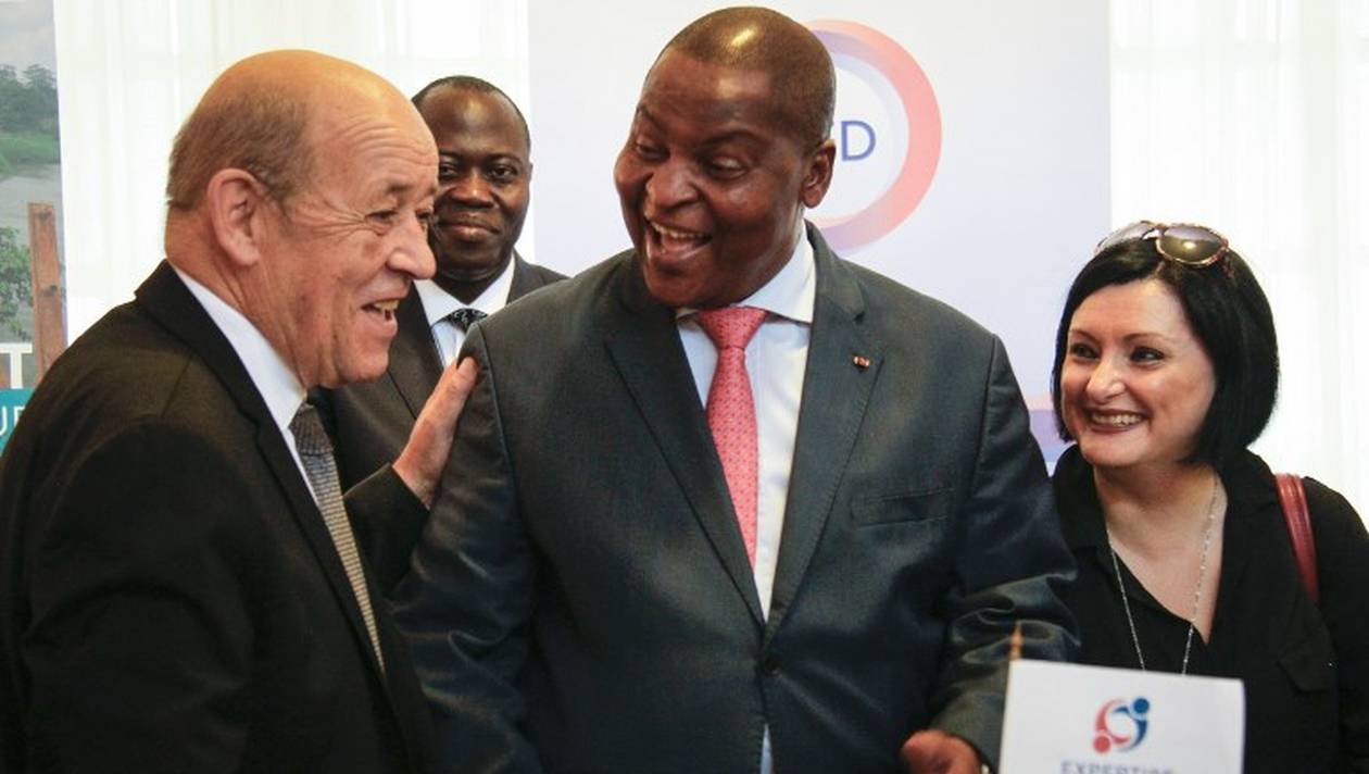 Le Drian ( gauche) et le prsident centrafricain Faustin-Archange Touadra,  
Bangui, le 2 novembre 2018