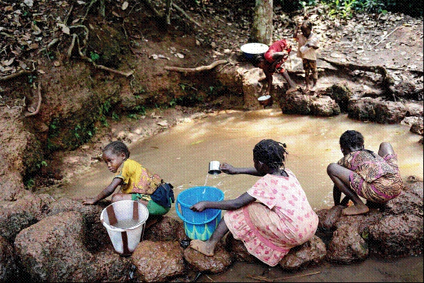 Siwa, Prfecture du Mbomou. Il n'y a qu'une source d'eau, brune, pour toutes les personnes dplaces et villageois sur le site de dplacs internes de Siwa. OCHA / A. Surprenant