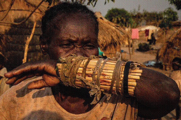 Site Lazare, Kaga-Bandoro. Magnou, femme dplace interne rcemment blesse lorsqu'elle allait chercher des fruits  l'extrieur du site Lazare. @NRC/ T. Peyre-cosa