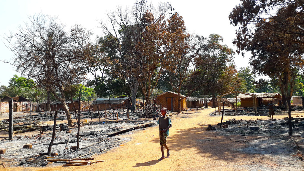 Aprs des affrontements arms, un enfant marche au milieu de ruines calcines  Alindao, en Rpublique centrafricaine (RCA)