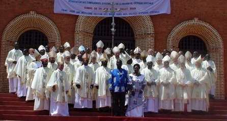 Franois et Monique Boziz (au centre) avec les participants  la 8me assemble de l'ACERAC devant la cathdrale Notre Dame de Bangui