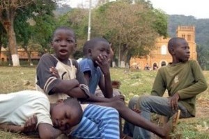 Jeunes  ct de la Cathdrale Notre Dame au centre ville de bangui - Crdit 
photo: Tous droits rservs d.r.