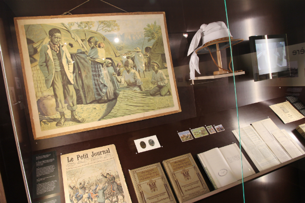 Parmi les photos et objets présentés dans l'exposition au Mémorial de la Shoah, on peut voir ce panneau d'école allemand montrant la vie des autochtones dans la colonie.