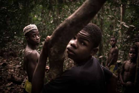 De jeunes Bayaka en forêt à Bayanga, dans l'extrême sud-ouest de la Centrafrique, le 13 mars 2020
