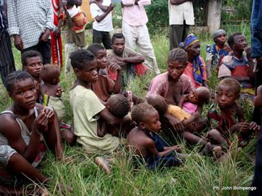 Une famille de pygmes dans un centre des Refugis de Dongo(RDC)  Betou(RCA)
