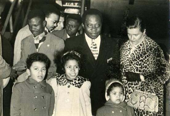Barthlmy Boganda  laroport du Bourget en 1958, avec sa femme Michle et leurs trois enfants. De gauche  droite : Bertrand, Agns (au milieu) et Catherine