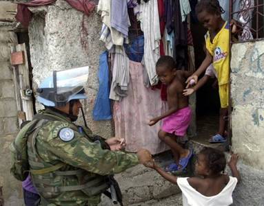 Un soldat de la Minustah le 20 juin 2009 avec des enfants  Hati