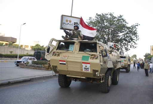 Prs du palais prsidentiel, au Caire. Dans une dclaration  la tlvision, le gnral Abdel Fattah al Sisi, chef de l'tat-major de l'arme gyptienne, a annonc que la Constitution gyptienne plus  avait t provisoirement suspendue et que le prsident Mohamed Morsi allait tre remplac  la tte de l'Etat par le prsident de la Cour constitutionnelle. /Photo prise le 3 juillet 2013/REUTERS/Amr Abdallah Dalsh