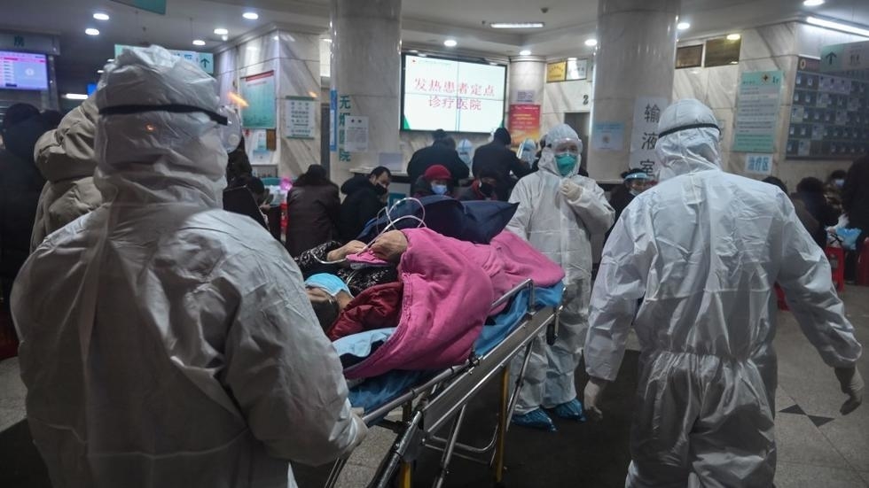 Du personnel mdical arrive avec un patient atteint du coronavirus  l'hpital de 
la Croix-Rouge de Wuhan le 25 janvier 2020 (image d'illustration)