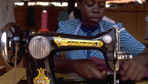 Une jeune fille, ancienne enrle dans la LRA (Ouganda), apprend  coudre dans un centre de rinsertion