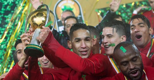 Les Marocains soulevant le trophe remis aux vainqueurs du CHAN 2018