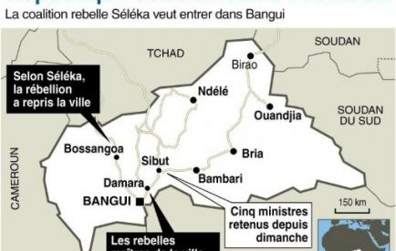 Des membres de la 
coalition rebelle Slka tiennent une position prs de Damara, en Centrafrique 
(Photo Sia Kambou. AFP)