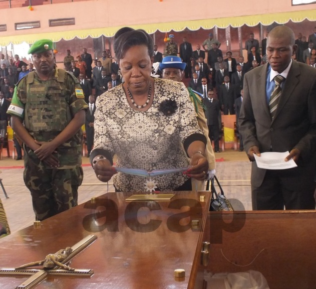 Mme Samba-Panza, prsidente intrimaire de la RCA dcerne  titre posthume le grade de Commandeur  Matre Zarambaud A. J.