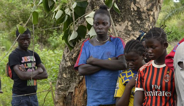 Des Chrtiens regardent les corps de cinq personnes tues lors d'affrontements avec les troupes franaises de la force Sangaris  Grimari en Centrafrique le 20 avril 2014