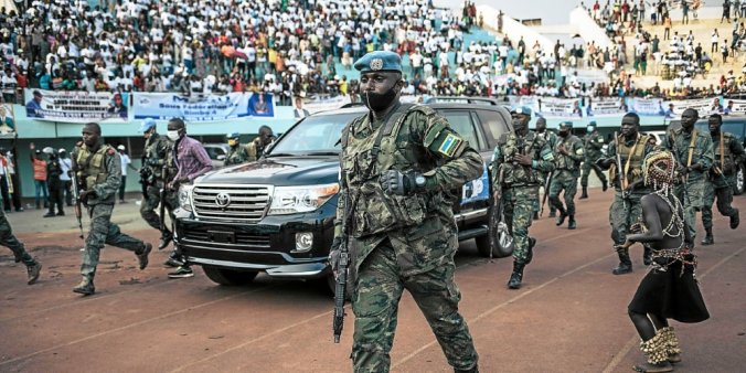 La voiture officielle du prsident Faustin-Archange Touadra, sous bonne escorte  
Bangui, la capitale