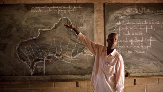 Un enseignant de Bozoum devant la reprsentation des frontires de la Centratrique, en 2014