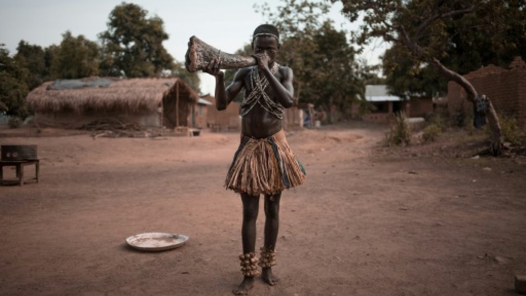 Un souffleur de Broto, instrument de musique traditionnel en Centrafrique, le 14 mars 2019  Bambari