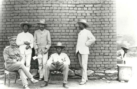 De gauche  droite : Theodor Leutwein, Johannes Maharero ou Michael Tjisiseta, Ludwig Kleinschmidt, Manasse Tjisiseta, et Samuel Maharero. Omaruru, 1895 Coll. J. B. Gewald / Archives Nationales de Namibie.