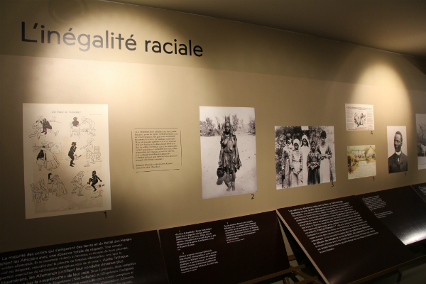 Parmi les photos et objets prsents dans l'exposition au Mmorial de la Shoah, on peut voir ce panneau d'cole allemand montrant la vie des autochtones dans la colonie.