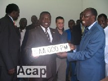 Le Premier ministre Elie Dot� content de recevoir sa nouvelle plaque d'immatriculation C�mac en ao�t 2006 (ph. debato/Acap)